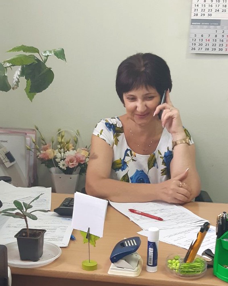 Лариса Озерова — бухгалтер, за робочим столом розмовляє з клієнтом по телефону